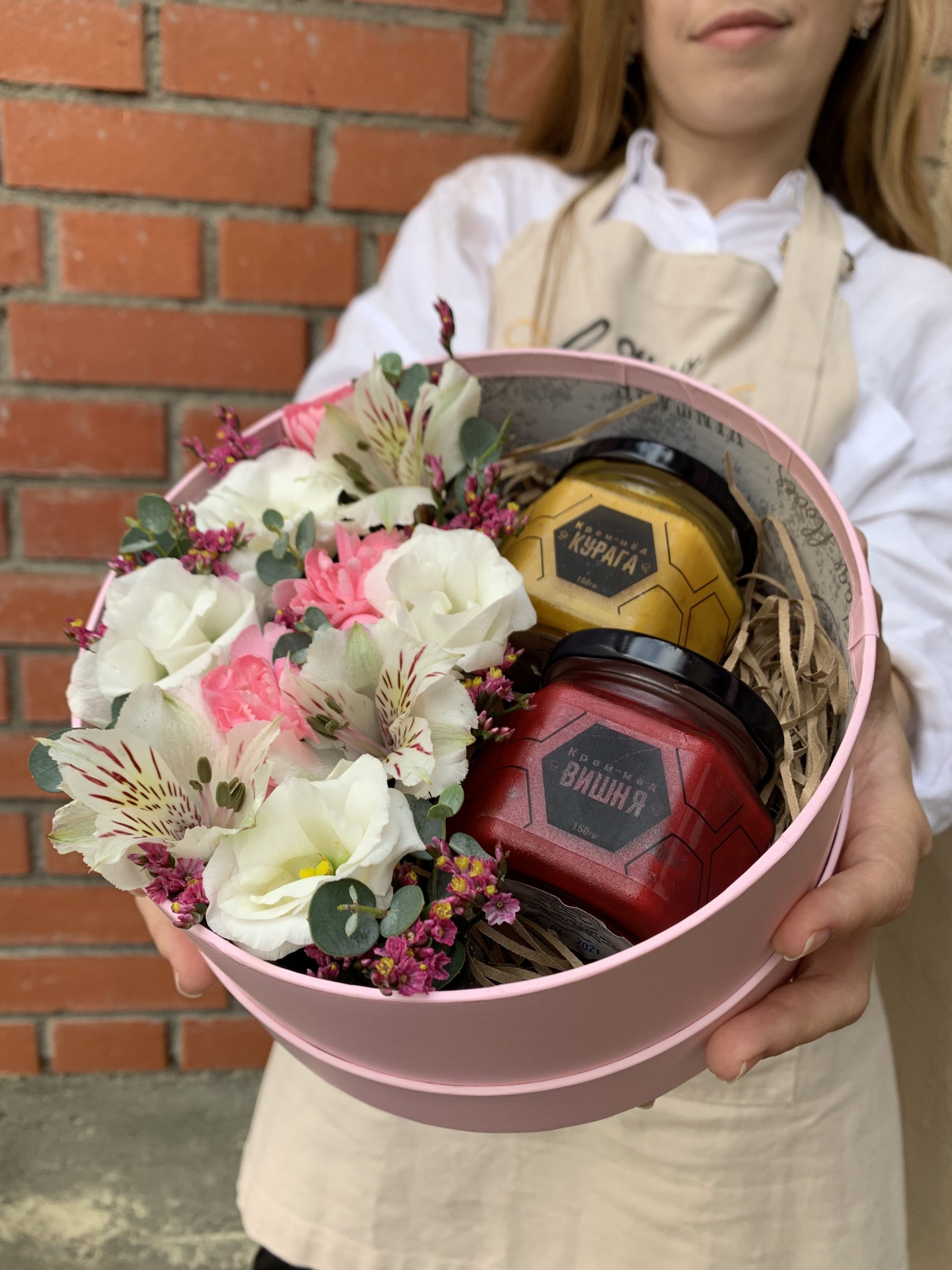 Коробка с цветами и мёдом