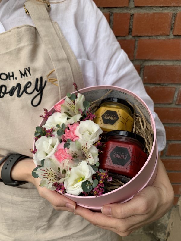 Коробка с цветами и мёдом