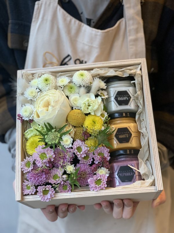 Цветы в ящике с крем-медом