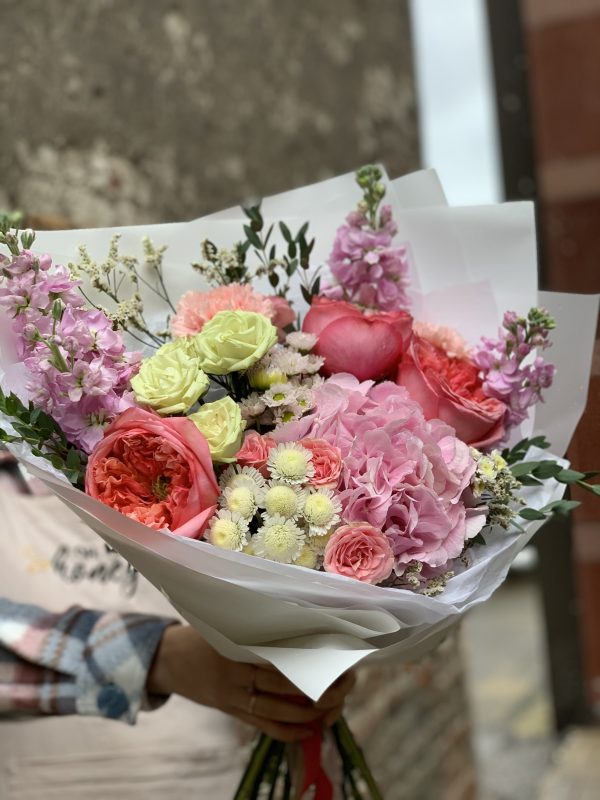 Шикарный букет с розами и гортензией