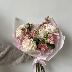 Роскошный букет из ароматной розы Охары для мамы