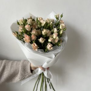 Нежный персиковый букет из кустовых роз