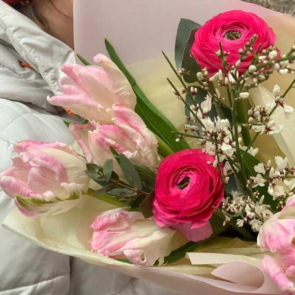 Романтичный букет с розами и тюльпанами