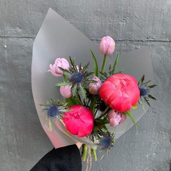 Букет с розовыми пионами тюльпанами и эрингиумом