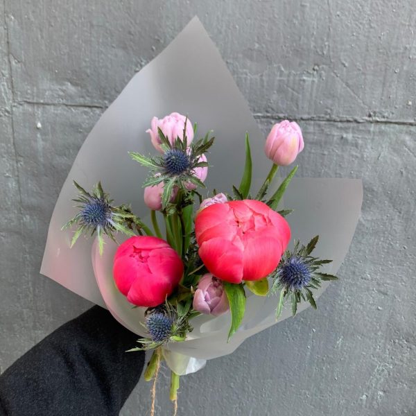 Букет с розовыми пионами тюльпанами и синим эрингиумом