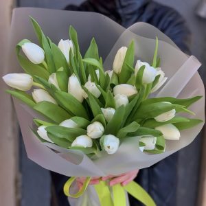 Бело-зелёный монобукет из тюльпанов