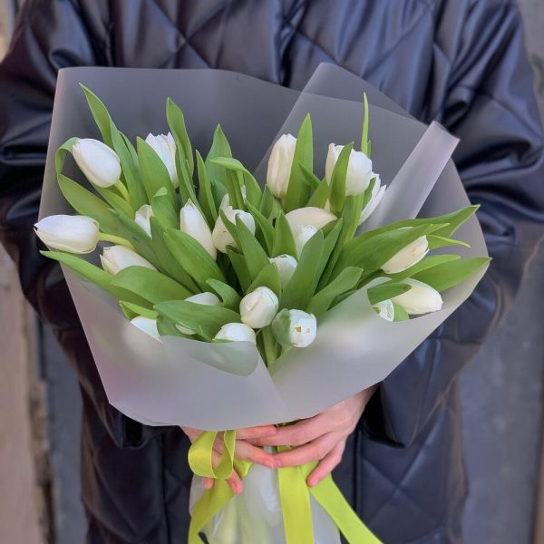Большой букет из белых тюльпанов