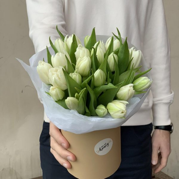 Белые тюльпаны в коробке