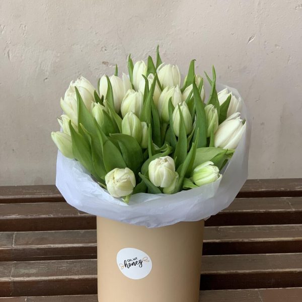 Тюльпаны в шляпной коробке белые