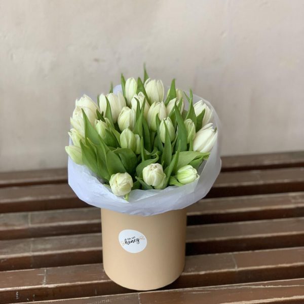 Белые тюльпаны в шляпной коробке