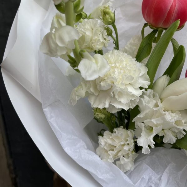 Букет с пионами тюльпанами и лизантусом