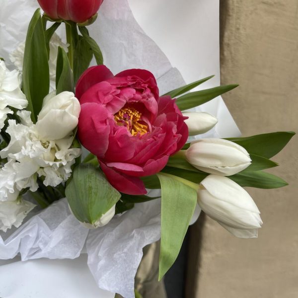 Букет пионы тюльпаны и лизантус