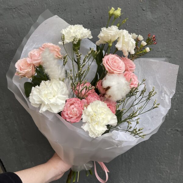 Нежный букет с розами и лизиантусом / 2180 id