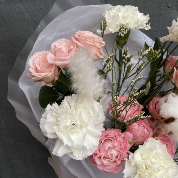 Нежный букет с розами и лизиантусом / 2180 id