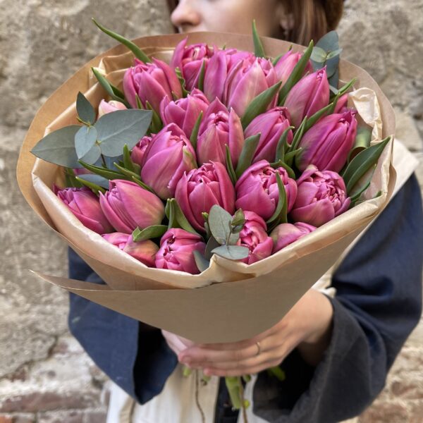 Малиновые тюльпаны с эвкалиптом в крафте / 1388 id