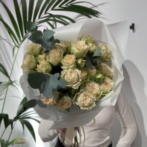 Букет кустовых роз на 14 февраля